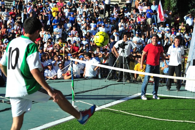 Un lujo, jugar fútbol tenis con Ortega