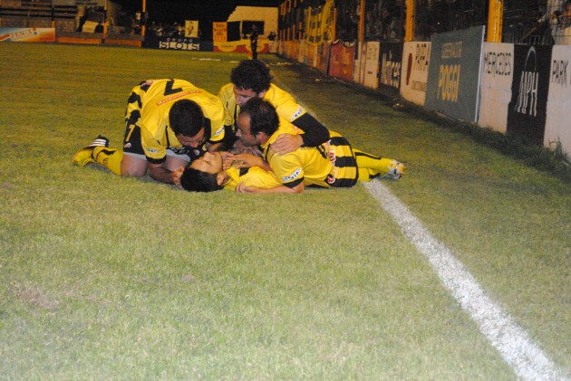 El festejo de gol para Newbery en su estadio