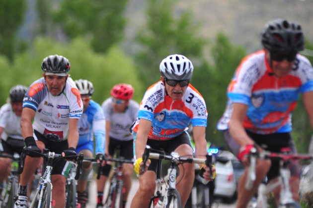 Los ciclistas en plena carrera