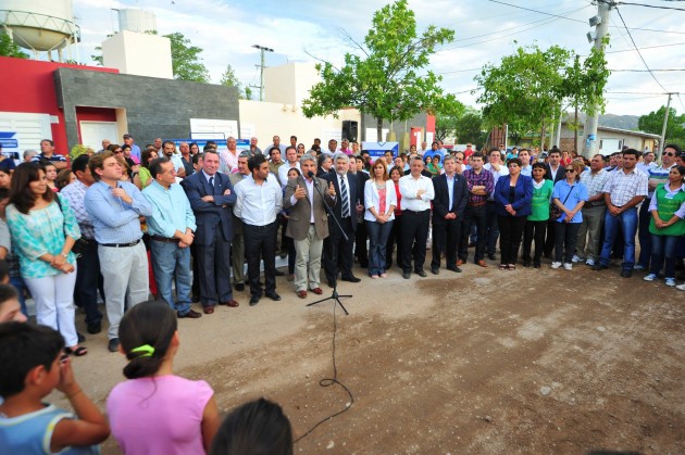 Poggi durante su discurso en el acto de entrega de viviendas