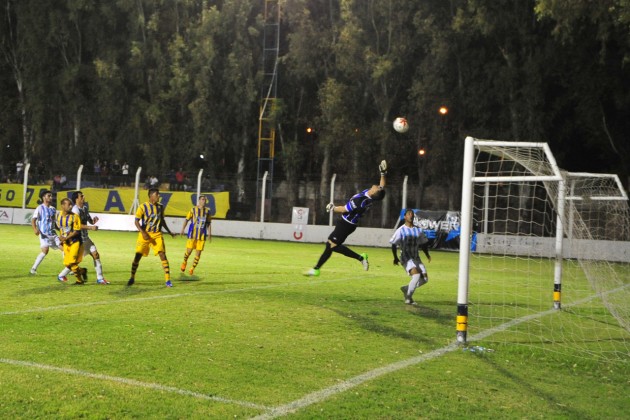 El segundo gol llegó de cabeza y cerró el partido a favor del local