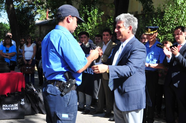 El gobernador haciendo entrega de uno de los chalecos