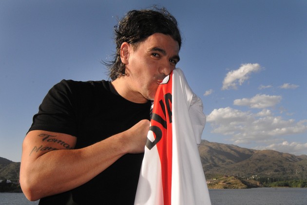 Ariel Ortega besó la camiseta de River en San Luis