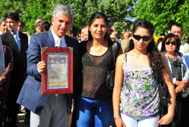 Vecinos del barrio San Antonio entregaron al Gobernador un pergamino en reconocimiento por su labor