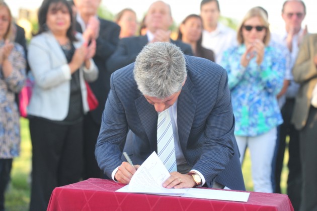 El gobernador firmó los decretos para la construcción de los desagues