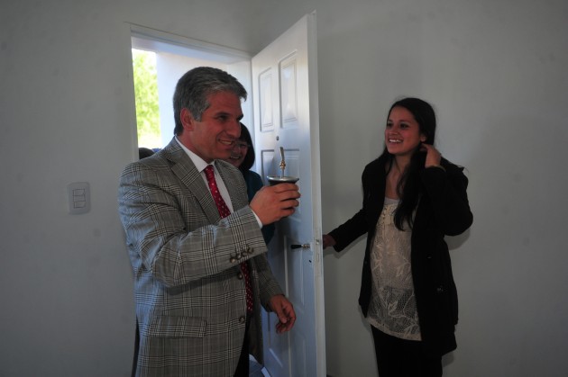 Como en muchas otras oportunidades, el gobernador Poggi compartió la felicidad de los propietarios en sus hogares