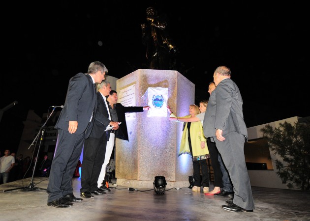 Descubrieron una placa en homenaje a José María Gatica.