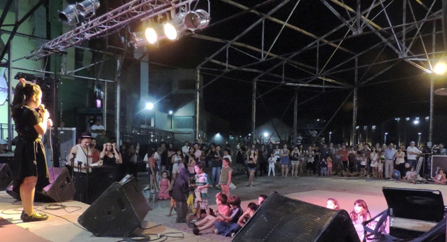 Una multitud acompañó la segunda jornada del ciclo de artistas locales "De Aquí Pa' Ya"