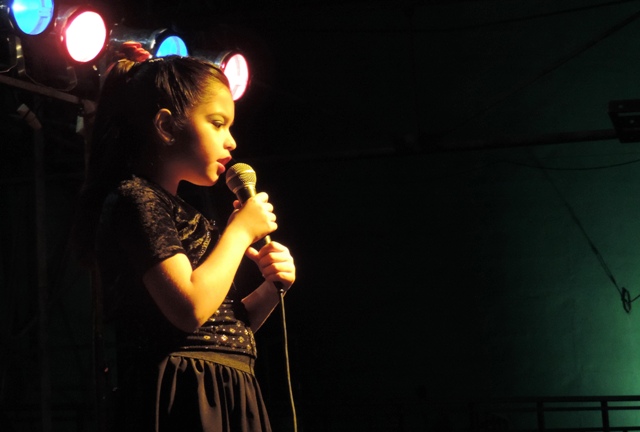 La pequeña Luz, deslumbró al público con su canto