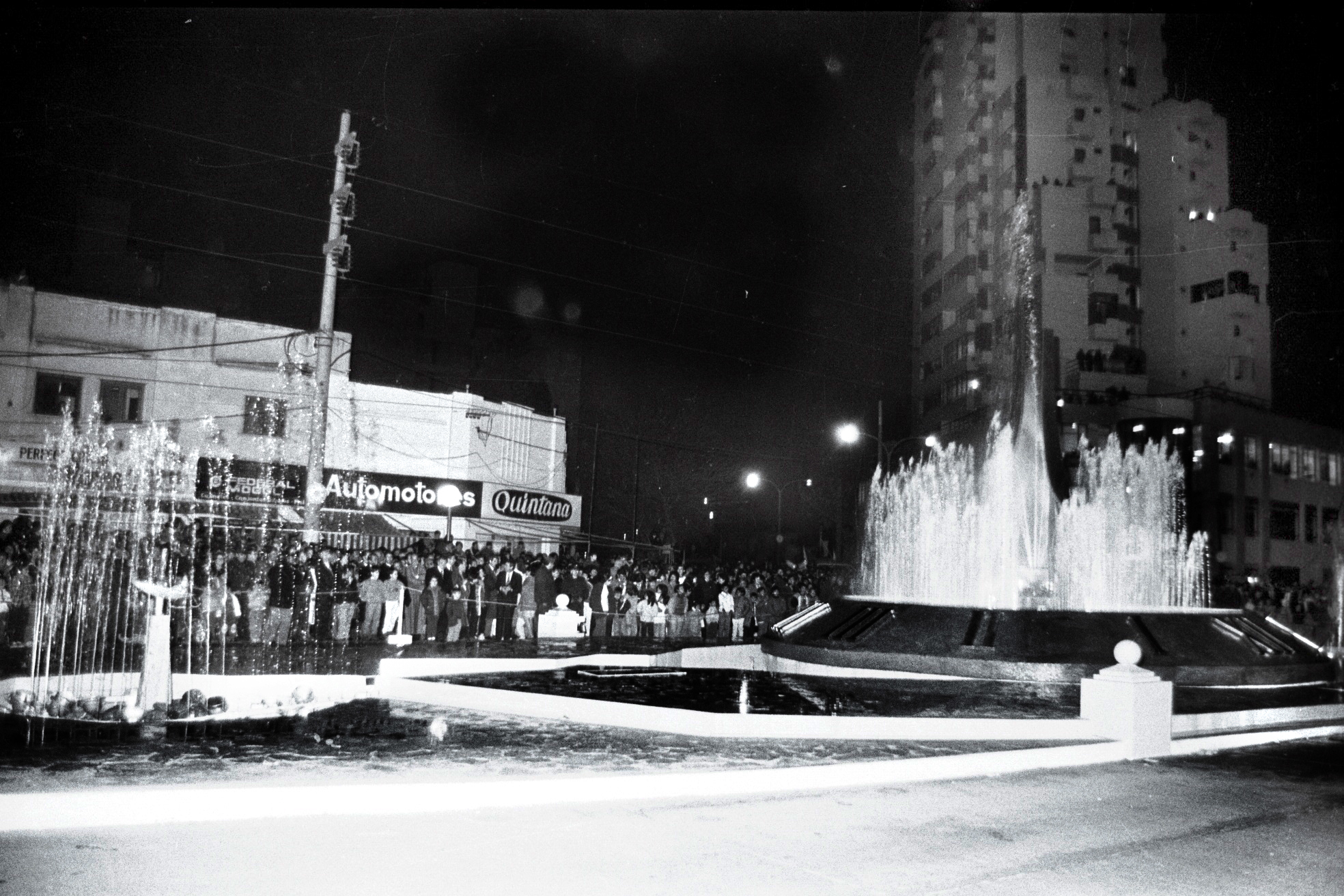 25-07-1994. Con la participación de una importante cantidad de ciudadanos, el gobernador inaugura la fuente de Avenida Lafinur e Illía, frente a la ex Estación de Trenes.