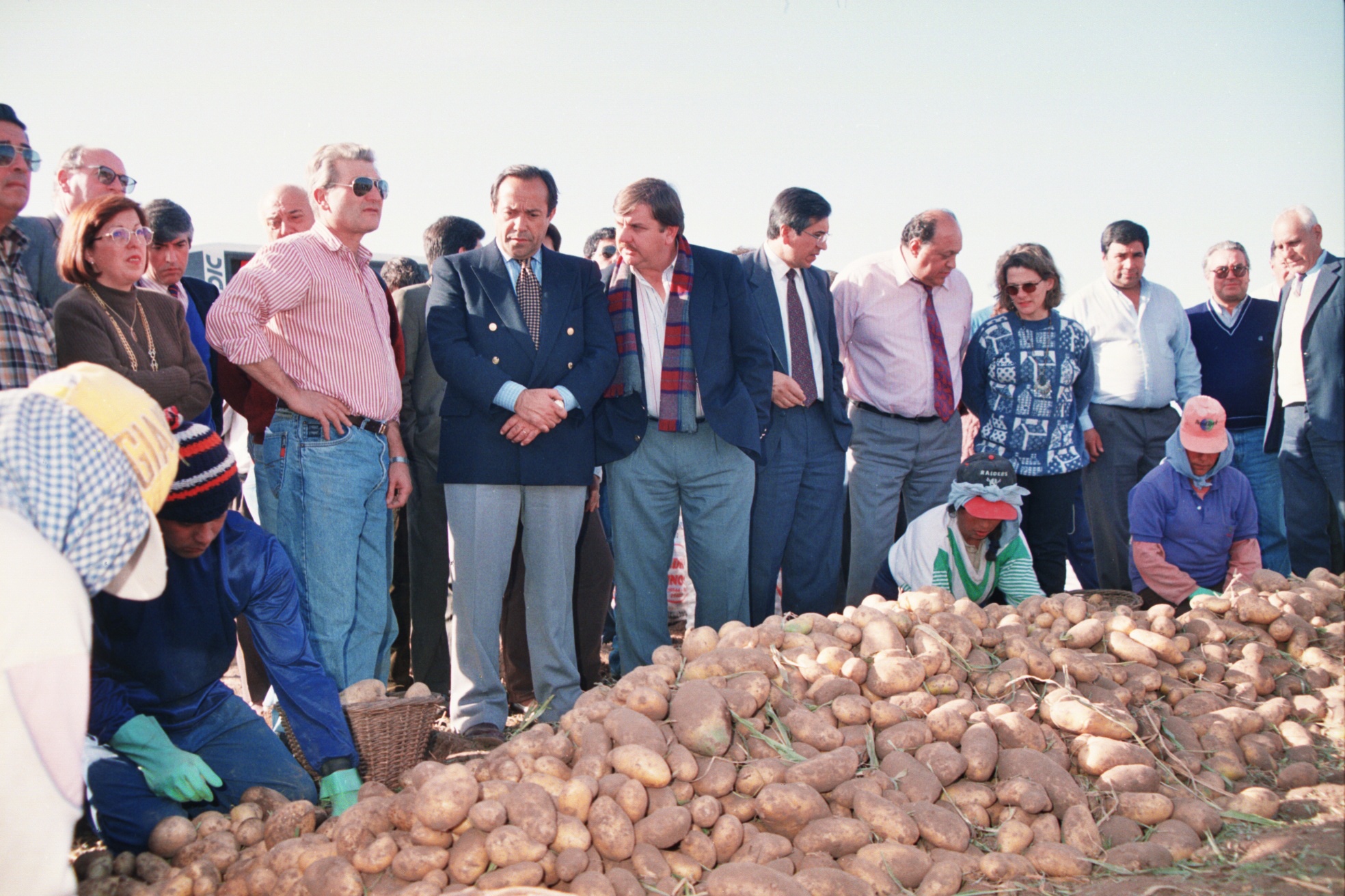 03.07.1995. El Gobernador visita emprendimiento productivo de cosecha de papa en la localidad de Los Cajones, en el marco de la 7º Gira Institucional.