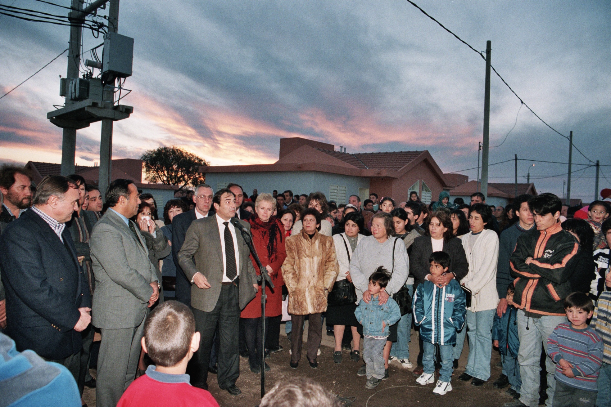 07-9-1999. Viviendas. El  gobernador encabezó un acto de entrega de casas en la ciudad de San Luis.