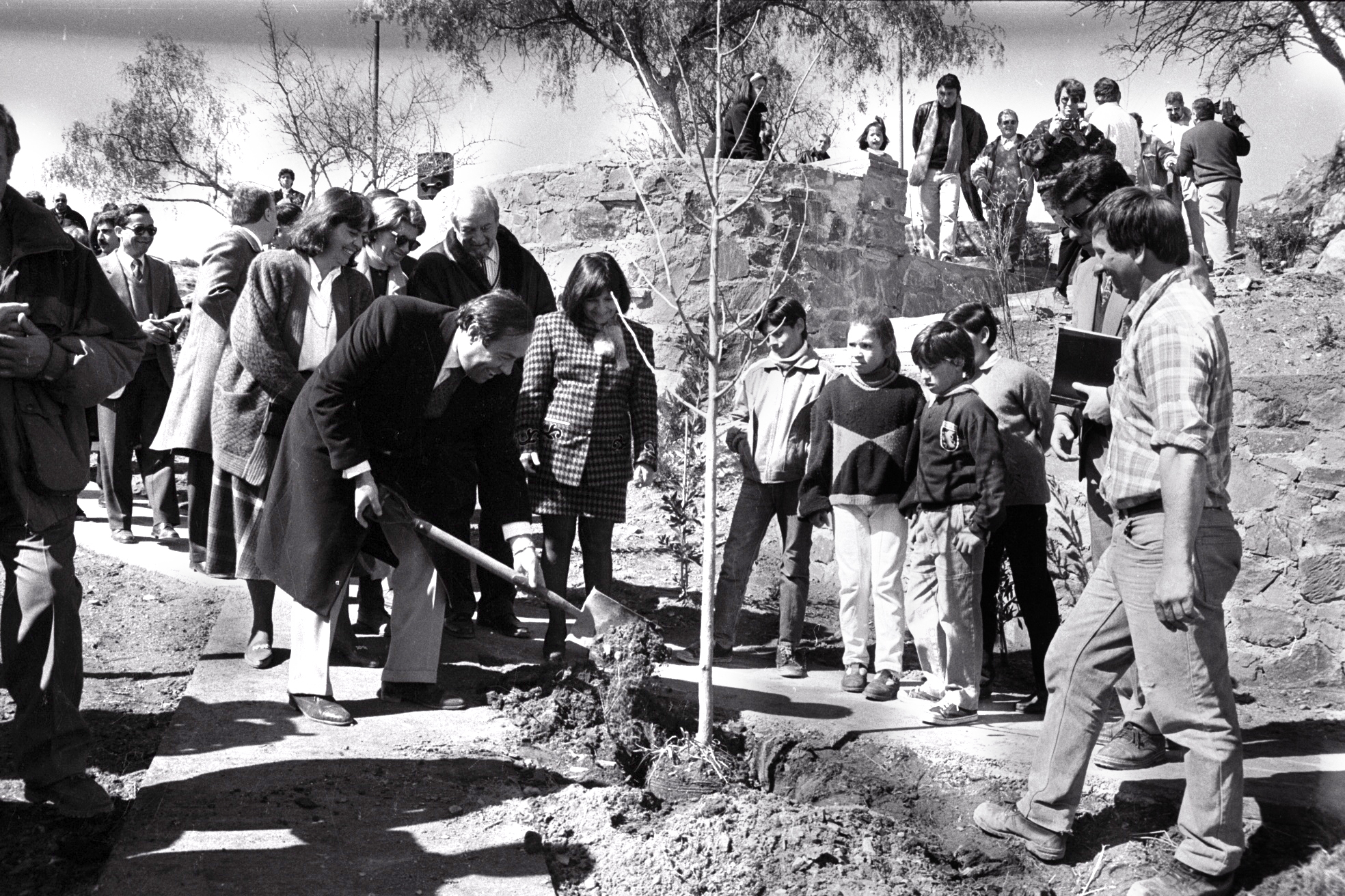 01-09-1993. La Florida. El gobernador plantó un árbol en el marco de la 3º Gira Institucional. Lo acompañaron en la oportunidad el Arq. Manzur y Juan Domingo Parejas, entre otros.