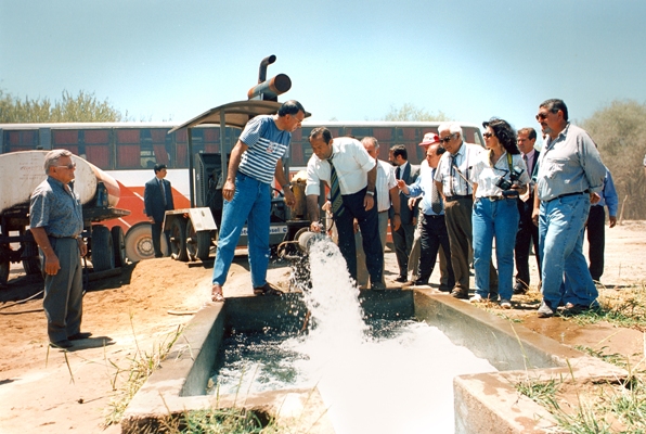 Los Cajones. El  gobernador, junto a productores de la zona, inauguró acueducto para riego y electrificación rural.