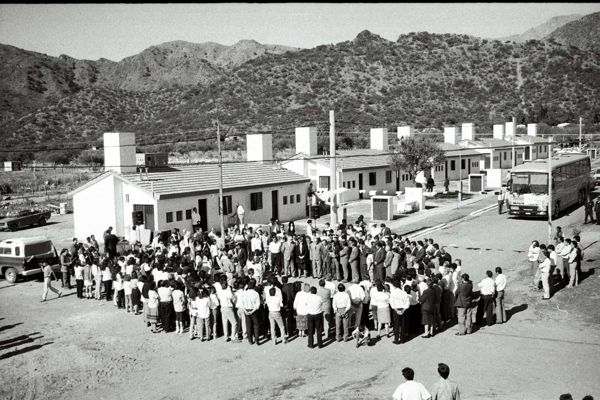 26-10-1994. Entrega de viviendas en Nogolí. El gobernador, acompañado por funcionarios de su gabinete, entrega las nuevas moradas a los habitantes de la localidad.