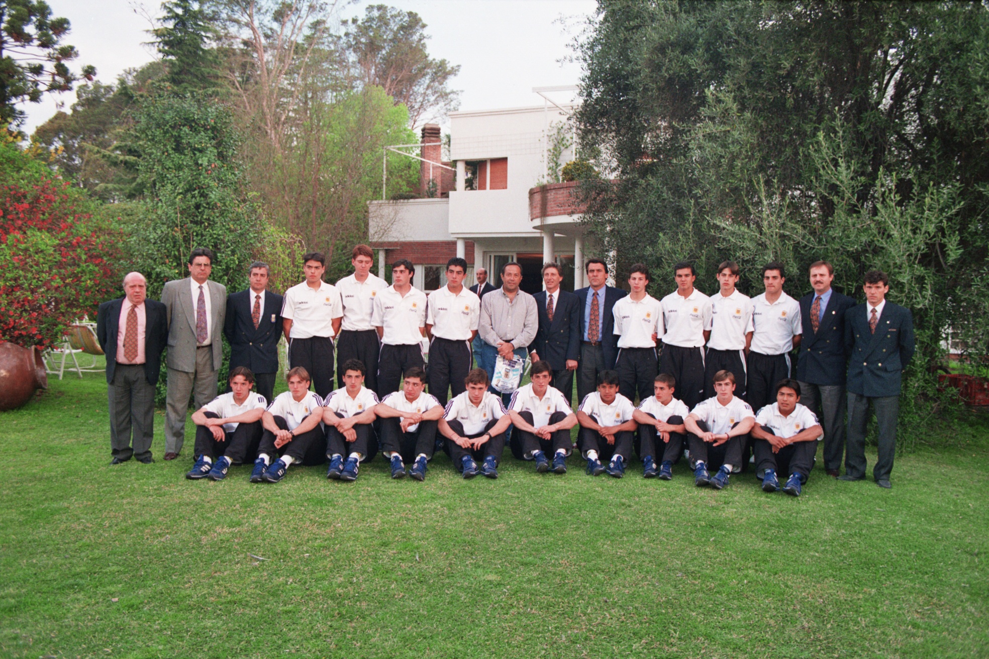 15.09.1995. Visita de la Selección Argentina de Futbol Sub 17. El plantel posa en la residencia oficial de Gobernadores.