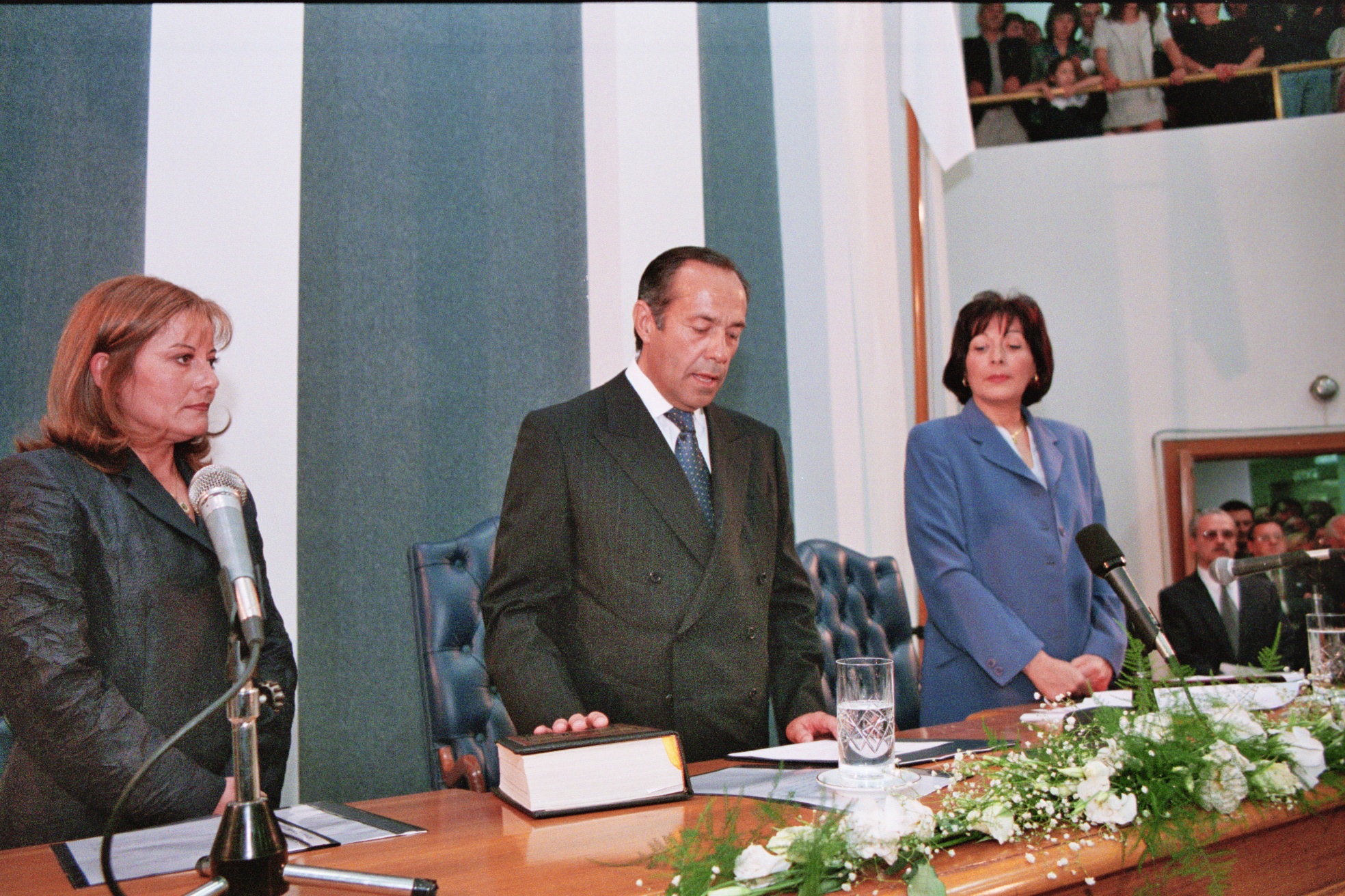 10-12-1999. Adolfo Rodríguez Saá juró ante la Asamblea Legislativa para iniciar su quinto mandato como gobernador de San Luis. También se ven, a la izquierda, la vicegobernadora Alicia Lemme y, a la derecha, la presidenta de la Cámara de Diputados, Gladys Bailac.