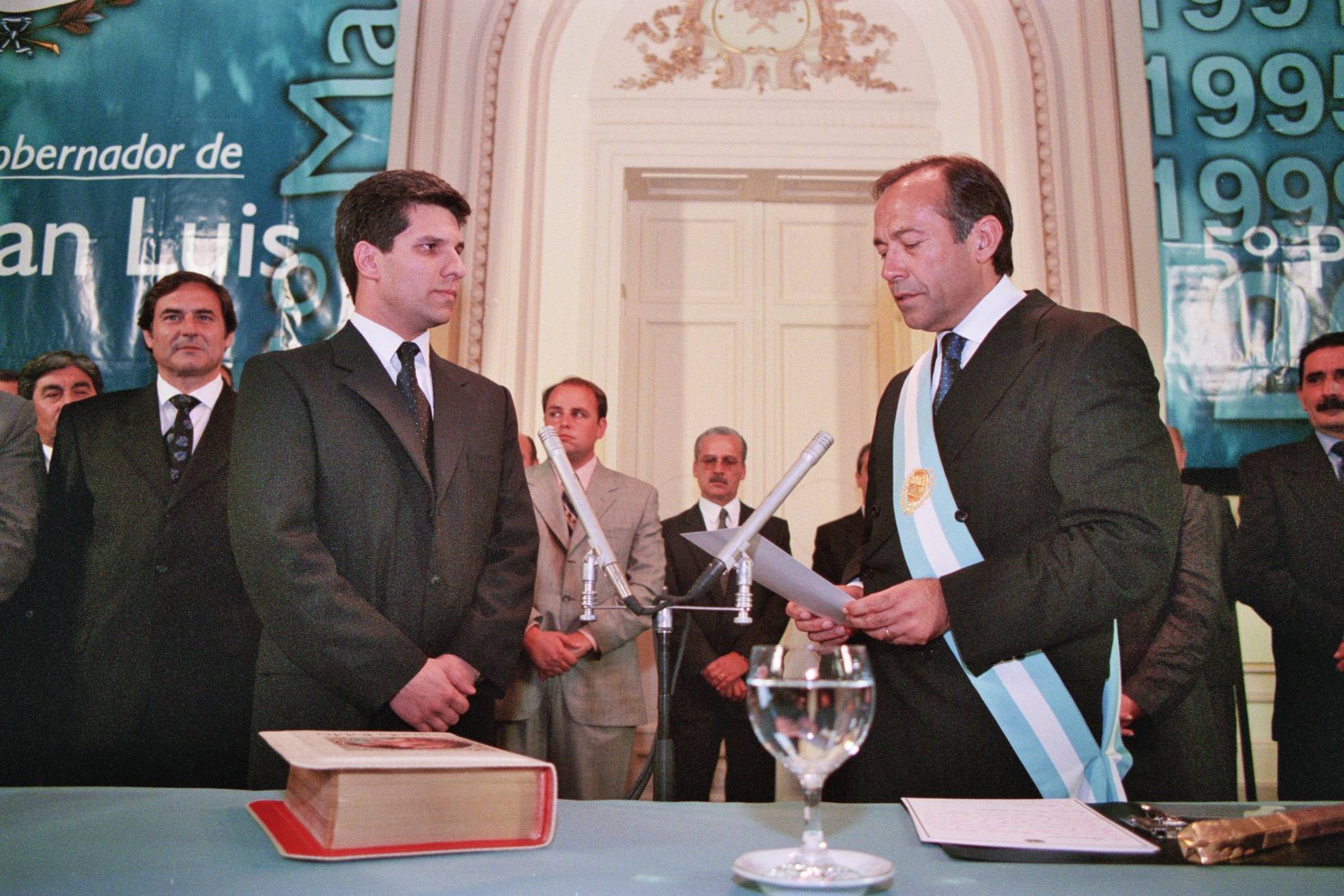 10-12-1999. Claudio Poggi asumió como ministro de Hacienda y Obras Públicas de la Provincia.