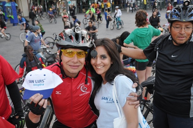 Un ciclista chileno con una promotora de Destino San Luis
