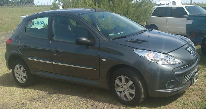 El Peugeot 207 color gris, poseía pedido de secuestro activo