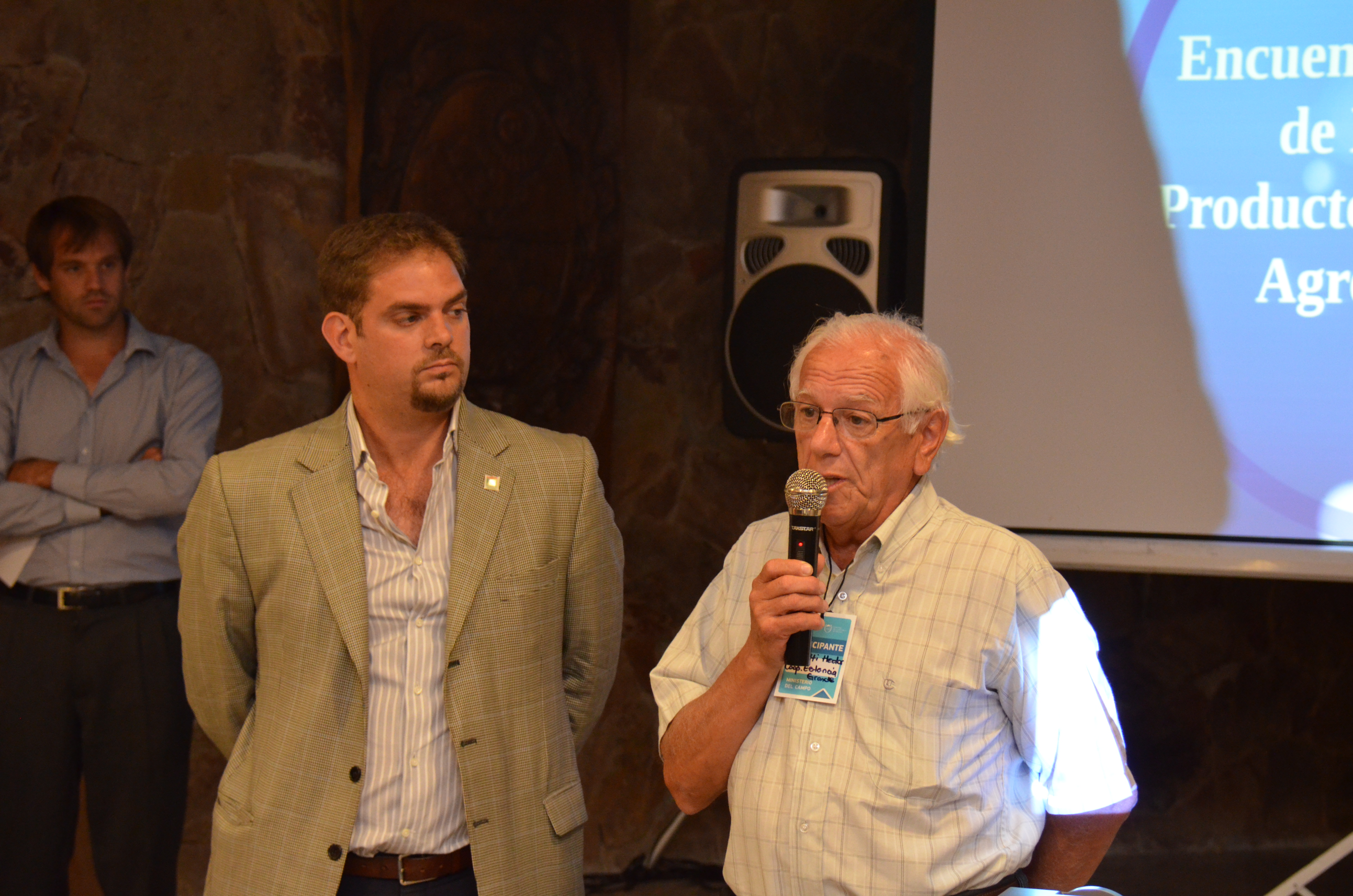Tomasevich junto al presidente de la Cooperativa Granjera Estancia Grande Ltda.
