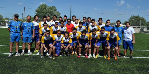 Ortega posó junto al plantel de Juventud, en el entrenamiento del viernes