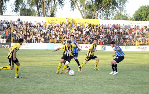 Newbery volvió a la victoria en su casa