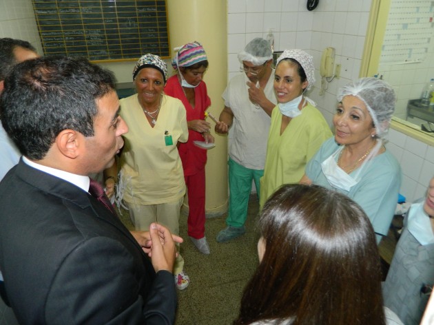 Gastón Hissa dialogando con los trabajadores del hospital