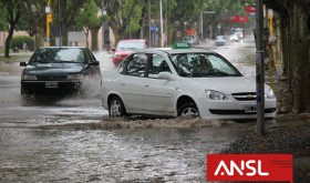 La cantidad de lluvia caída anegó las calles de Villa Mercedes.