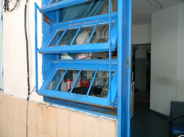 Los malvivientes rompieron los vidrios de una mampara para abrir una puerta de chapa