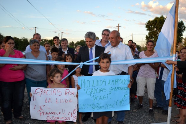El gobernador inauguró el puente peatonal sobre Río San Luis