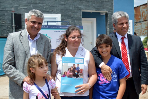  Cuatro familias de Juan Llerena recibieron las llaves de sus nuevos hogares