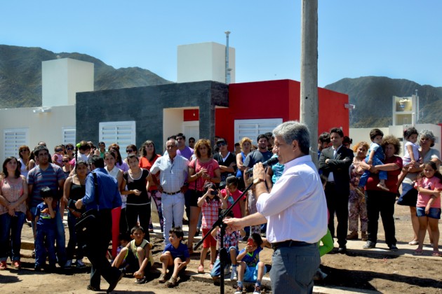 El gobernador Poggi finalizó el año entregando las llaves de las viviendas a vecinos de Luján