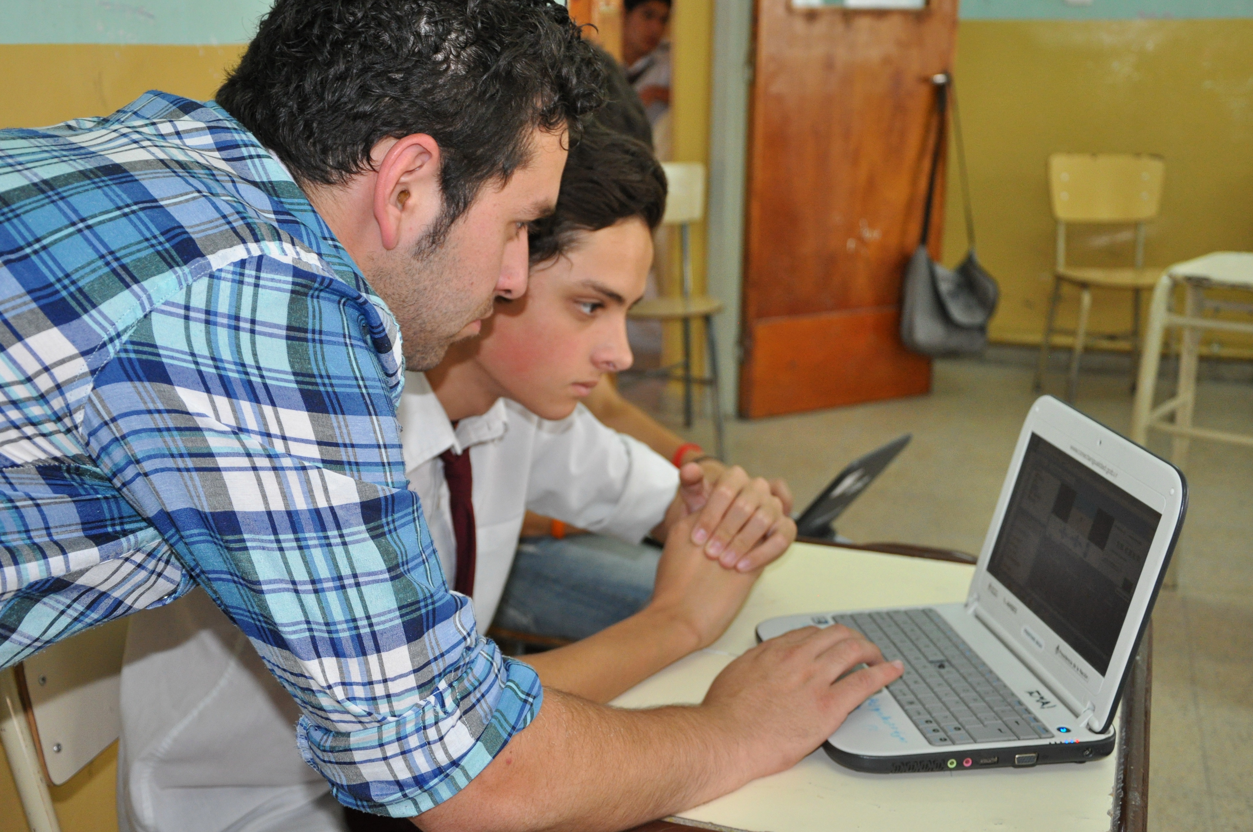 En el taller, los chicos reciben información sobre las carreras tecnológicas que se brindan en la ULP