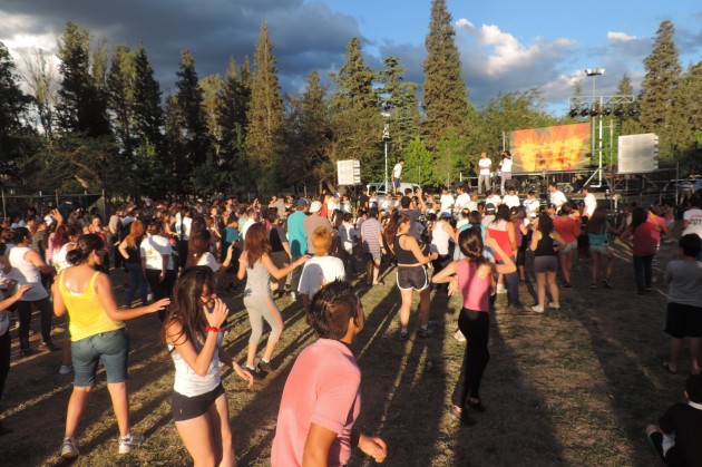 Samba para adultos e infantil, bahianas y percusión, danzaron hasta pasadas las 20:00 (Foto: Fernando Cristófano)