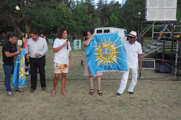 La bandera de la Escuela de Samba Sierras del Carnaval de San Luis, lleva en el centro el Escudo de la Provincia y los colores de  Argentina y Brasil. 