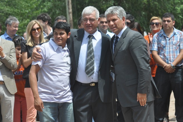 El gobernador Claudio Poggi y el intendente Osvaldo Olivera junto al chofer del nuevo Minibus 