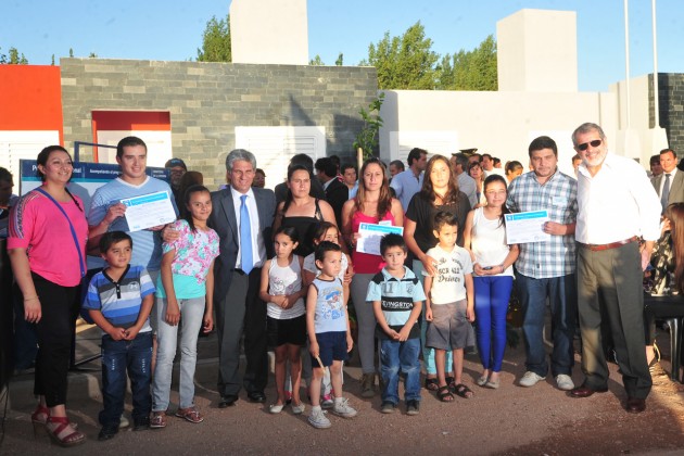 Las familias beneficiarias junto al gobernador Poggi