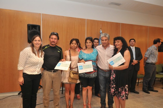 El gobernador Poggi y la jefa del Programa Pueblos Puntanos, María Federici, junto a integrantes de asociaciones que recibieron aportes