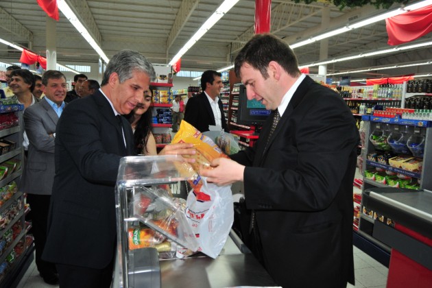 El gobernador realizando una compra