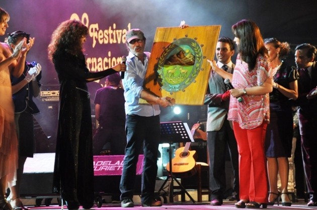 Los artistas de San Luis le regalaron un escudo a Pablo Ramírez