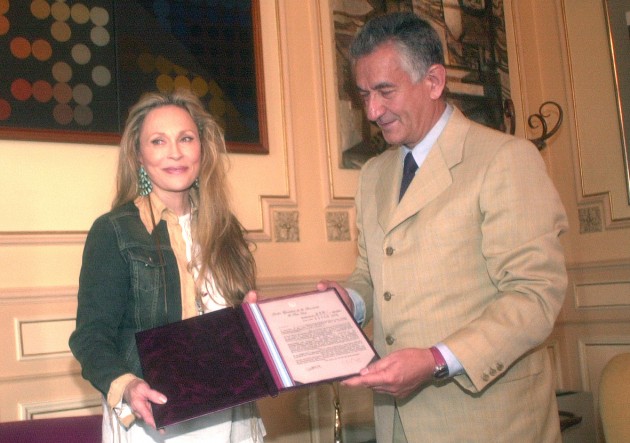 Visita de Dorothy Faye Dunaway, actriz estadounidense ganadora del premio Oscar. El gobernador, Alberto Rodríguez Saá, la recibió en su despacho.