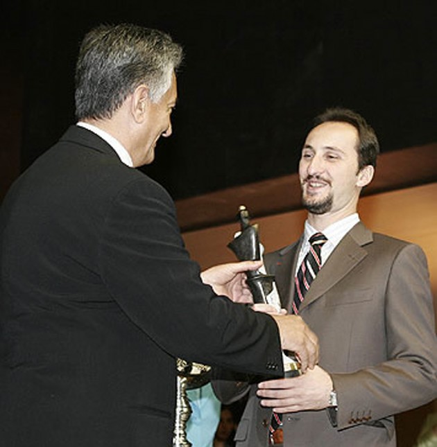 El Gran Maestro Veselin  Topalov se coronó campeón mundial. El Gobernador Alberto Rodríguez Saá entregó el premio al maestro búlgaro.