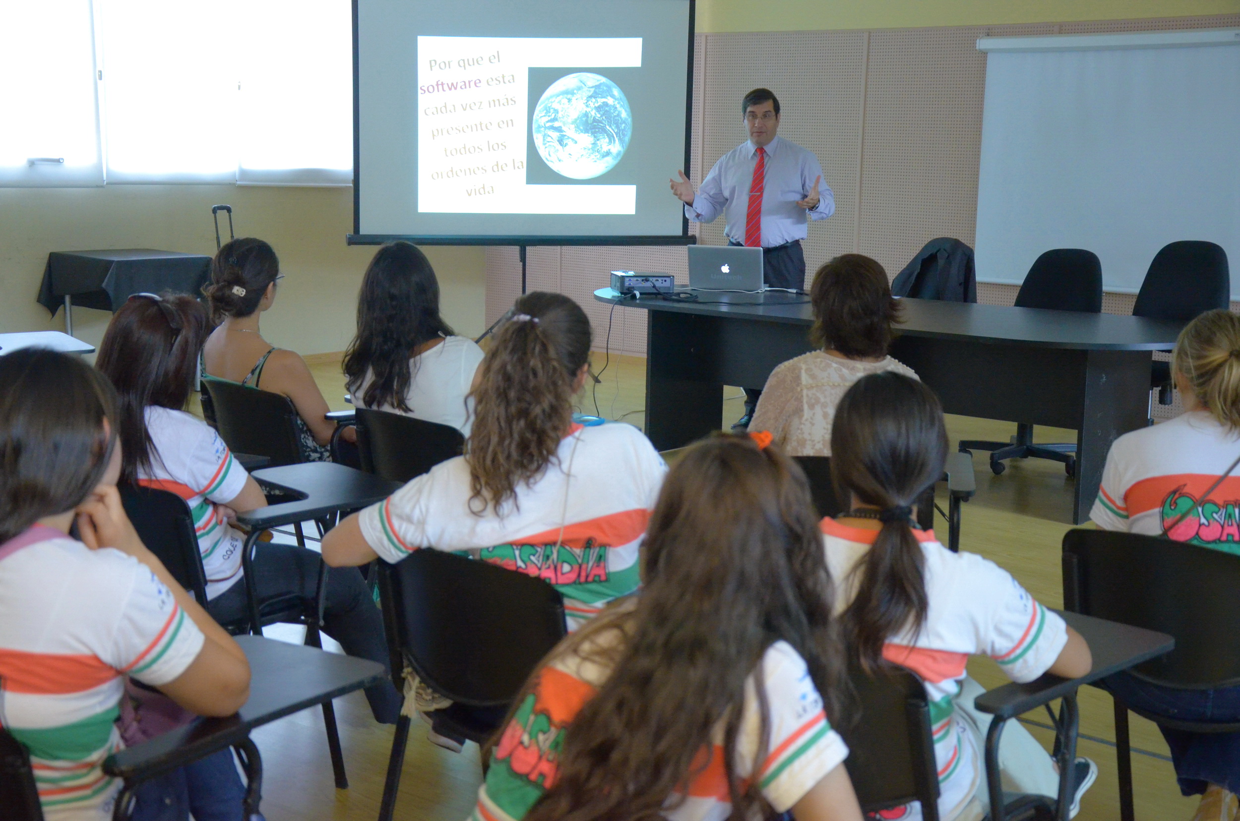 El presidente de la Cámara del Software de San Luis, Daniel Carmona, compartió con los chicos de La Toma su visión sobre el futuro del Desarrollo de Software