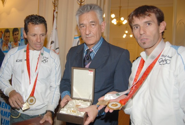 El Gobernador Alberto Rodríguez Saá distingue a los campeones olímpicos de ciclismo Curuchet y Pérez.