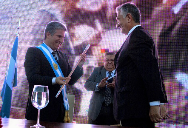 El gobernador Claudio Poggi recibió la banda y el bastón de manos de Alberto Rodríguez Saá.
