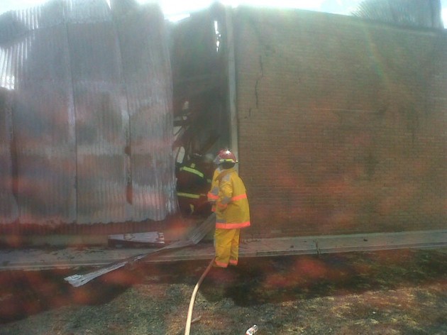 En el lugar trabajan varias dotaciones de bomberos