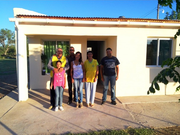 La familia de Sergio y Dolly frente a su nuevo hogar