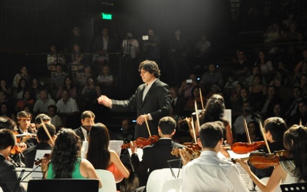 La orquesta está dirigida por Marcos Arquez  y cuenta con mas de 300  alumnos 