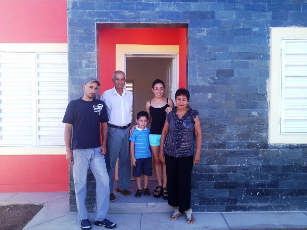 Pirucha y su familia en su casa nueva